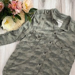 Gently worn- American Eagle Boyfriend fit camo button up- Size small
